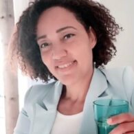 Portret Cathy Samé Lottin NewWaves Lifestyle Breukelen Scheendijk stress en burnout expert yoga pilates massages SUP trainer bedrijfsoefentherapeut oefentherapeut Mensendieck {{brizy_dc_image_alt imageSrc=