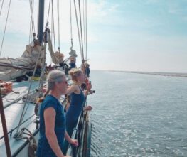 Foto Mascha Hoff en Cathy Samé Lottin Zeilreizen zon zee zen reizen yoga sup meditatie en stressreductieworkshops Terschelling Vlieland Waddenzee Wadretraite