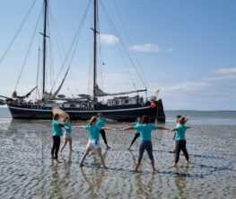 Foto Mascha Hoff en Cathy Samé Lottin Zeilreizen zon zee zen reizen yoga sup meditatie en stressreductieworkshops Terschelling Vlieland Waddenzee Wadretraite